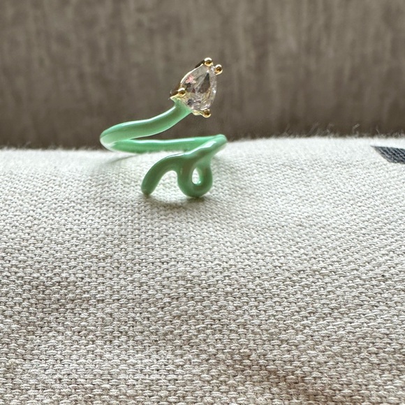 💚 Light Green Baby Tendril Vine Enamel Ring ✨ - Picture 12 of 13